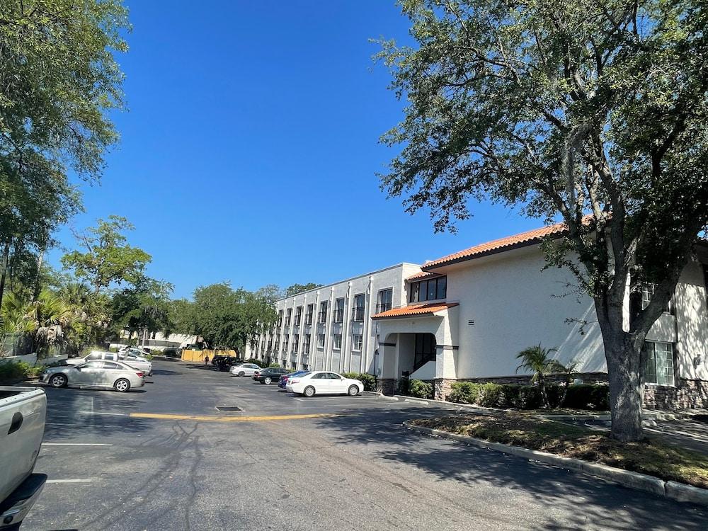 Red Roof Inn Plus & Suites Tampa Exterior photo