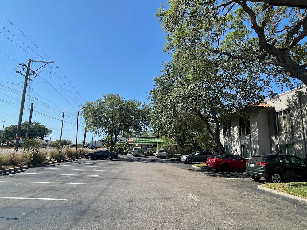 Red Roof Inn Plus & Suites Tampa Exterior photo